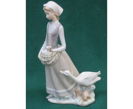 LLADRO GLAZED CERAMIC FIGURE, APPROXIMATELY 32cm HIGH 