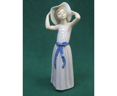 LLADRO GLAZED CERAMIC FIGURE, APPROXIMATELY 28cm HIGH 