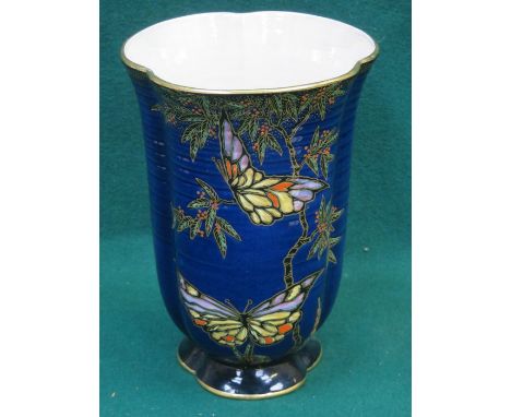 CROWN DEVON FIELDINGS HANDPAINTED AND GILDED LUSTRE GLAZED CERAMIC VASE, APPROXIMATELY 23cm HIGH 