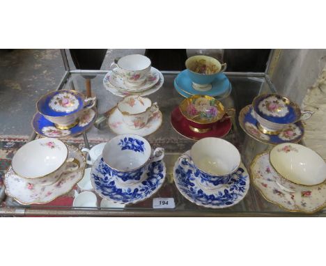 MIXED LOT OF VARIOUS CERAMIC CUPS AND SAUCERS INCLUDING CROWN DERBY, PARAGON, AYNSLEY 