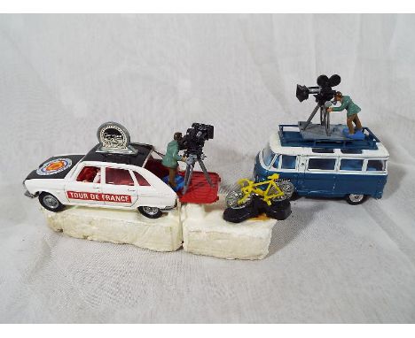 Corgi Toys Gift Set 13 Renault R16 Tour De France Paramount Film Unit, model is VG with camera man and bicycle, and Corgi mob