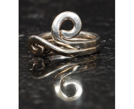 A silver ladies 925 dress ring of crossover swirl form in the modernist style. Size R.

FREE UK POSTAGE ON ALL LOTS INCLUDING