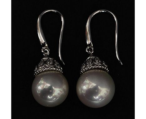 A pair of ladies 925 silver and cultured pearl earrings with hoops. Total weight 5.4g

FREE UK POSTAGE ON ALL LOTS INCLUDING 