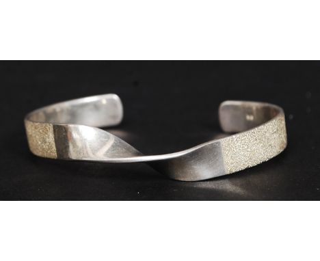 A 20th century decorative ladies silver 925 bangle with planished finish having twist centre.

FREE UK POSTAGE ON ALL LOTS IN