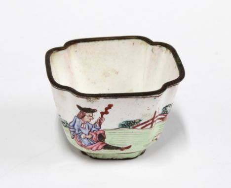18th century Canton enamel wine cup with European subject decoration, 3 x 4.5cm