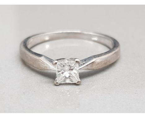 18CT WHITE GOLD PRINCESS CUT DIAMOND SOLITAIRE RING WITH CANADIAN DIAMOND APPROXIMATELY 0.25CT WITH ORIGINAL PRESENTATION BOX