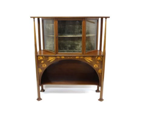 Fine quality Art Nouveau mahogany and marquetry display cabinet in the manner of Shapland and Petter the upper trapezoidal gl