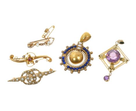 Victorian Etruscan Revival gold and lapis lazuli pendant together with an Edwardian amethyst pendant and three brooches (5)