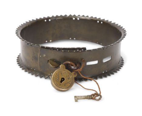 Antique brass dog collar with serrated edge, engraved Howard Esq Lower Close Norwich, complete with lock and key, diameter 12