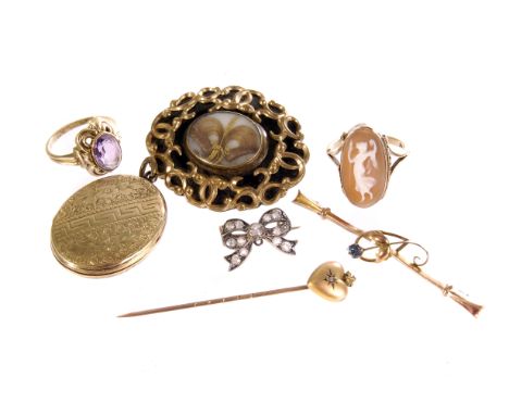 A collection of 9ct gold jewellery, to include a mourning brooch, a gem set floral bar brooch, a cameo ring, a locket and mor