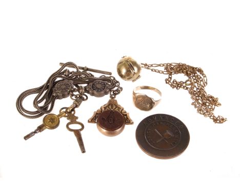 A selection of masonic jewellery, comprising a plated yellow metal orb pendant, a yellow metal signet ring with crest, a toke