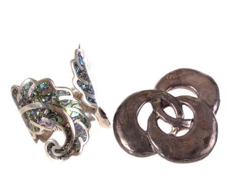 A selection of silver jewellery, to include a filigree necklace, a cross on chain, a silver a blue topaz dress ring, plus thr