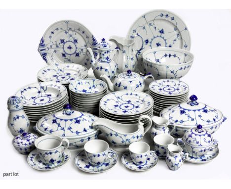 Comprising: 8 meat plates, 8 fish plates, 8 soup plates, 8 dessert bowls, 12 bread plates, 6 salad sides, 2 oval serving dish