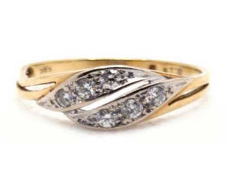 Brillant-Ring, 585er WG/GG, blattförmiger geteilter Ringkopf besetzt mit 6 lupenreinen Brillanten von zus. 0,25 ct, RG 55