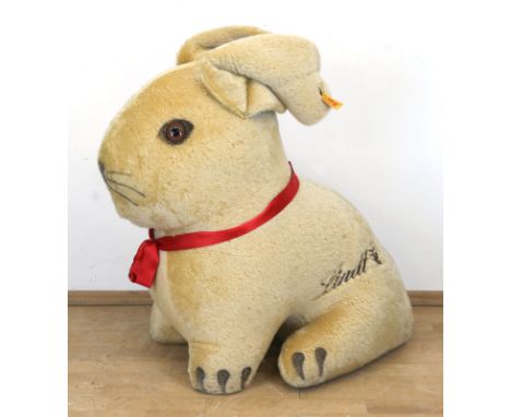 Große Werbefigur "Hase", Steiff für Lindt, Plüsch, Glasaugen (1x fehlt), ca. 82x85x55 cm