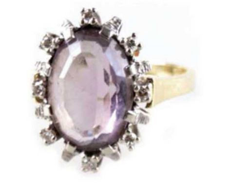 Amethyst-Brillant-Ring, 585er GG/WG, besetzt mit ovalem Amethyst von 4,91 ct und einer Entourage von 8 Brillanten von zus. 0,
