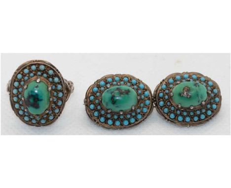 Set aus Brosche und Ring, 800er und 925er Silber, besetzt mit Türkis-Cabochons, die zweireihig von kl. Türkis-Kugeln umrandet