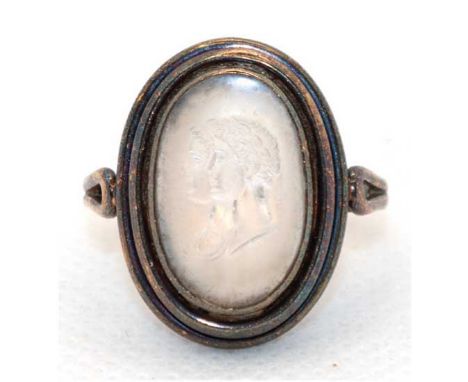 Ring, Schiene 585er GG (geprüft), Gemme wohl Bergkristall mit geschliffenem Doppelporträt in Silberfassung, RG 58