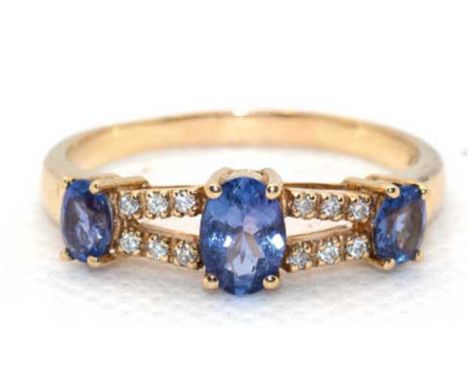 Ring, 585er GG, besetzt mit 3 Tansaniten von zus. 1,30 ct und 12 Diamanten von zus. 011 ct, RG 66, anbei Garantiekarte