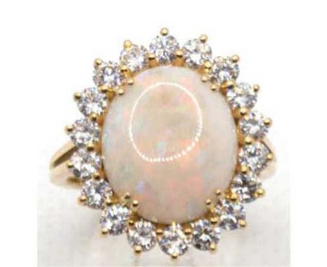 Opal-Brillant-Ring, GG, ovaler Multicolor-Opal mit einer Entourage von 18 Brillanten von zus. ca. 1,50 cat, vsi, Ringkopf 2,1