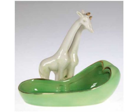 Aschenbecher mit 2 plastischen Giraffen, Goebel, Press-Nr. RT 206, z.T. grün bemalt mit Goldstaffage, H. 10 cm, L. 11,5 cm