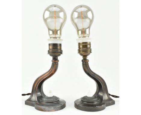 A pair of Italian Art Deco 20th century circa 1930s coppered metal scrolled desk bedside table lamps. Each lamp light having 