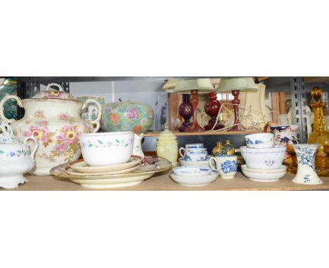 18th century and later porcelain including some First Period Worcester, Derby tea bowls and saucers, Bloor Derby Imari platte