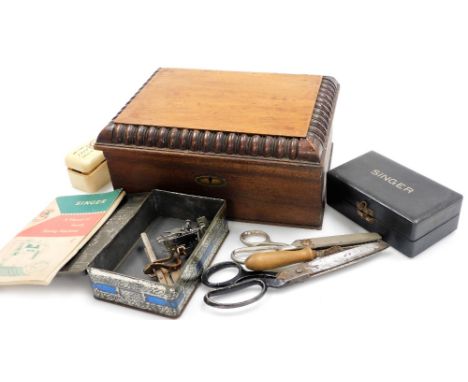 An early 20thC mahogany work box, with a gadrooned border to the lid, the interior enclosing mirror to the lid and containing