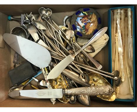 A collection of silver, white metal and plated cutlery to include berry spoons, cake knifes, teaspoons, etc, a collection of 