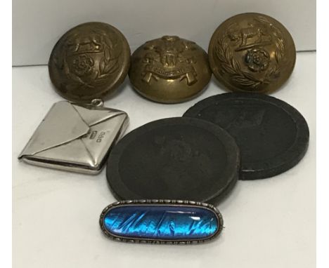 A collection of items to include two cartwheel pennies, three army buttons, the 3rd Carabiniers and two Royal Scots Dragoon G