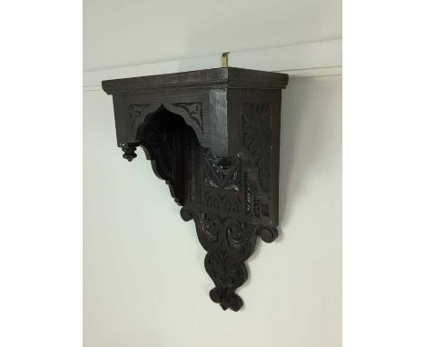 19TH CENTURY OAK WALL BRACKET/SHELF,58cm high, 30cm wide