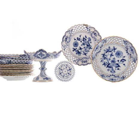 MEISSEN 'ONION' PATTERN DESSERT SERVICE,circa 1900, comrpising eight dessert plates, four bowls and two comports, each with l