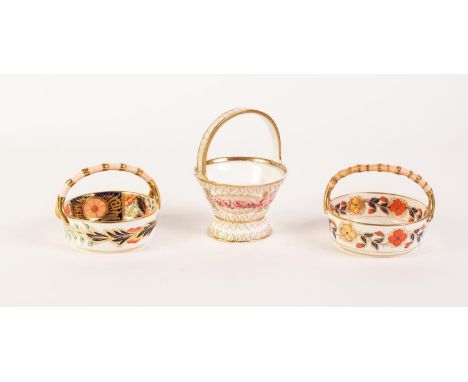 DAVENPORT JAPAN PATTERN CHINA SMALL BASKET SHAPED TRINKET DISH, of shallow. Circular for with central loop handle, floral pai