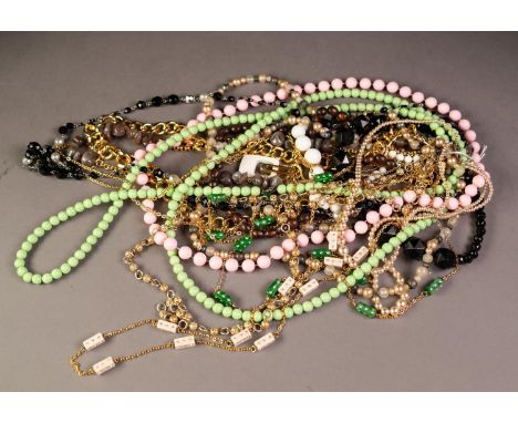 SINGLE STRAND NECKLACE OF GRADUATED FACETED BEADS, 14 OTHER NECKLACES, various and 27 VINTAGE BROOCHES including two paste se