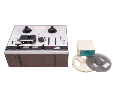 An Akai Model 4000D reel to reel recorder, serial number 80304-02846, 31x40x14cm, with accessories. 