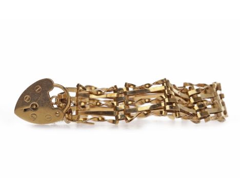 NINE CARAT GOLD GATE BRACELETformed by alternating plain and twisted links, 8.8g