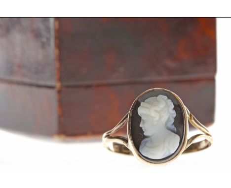 LATE VICTORIAN NINE CARAT GOLD CAMEO RINGset with an oval section of hardstone carved to depict a female in profile facing le