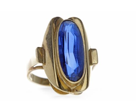 NINE CARAT GOLD BLUE GEM SET RINGwith a collet set blue gem 18.5mm long, size L-M, 5.1g