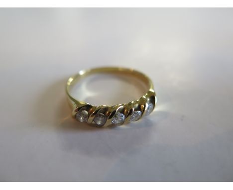 An 18ct yellow gold five stone diamond ring, each stone approx 6 points, total approx 0.3ct set in a modern twist setting, si