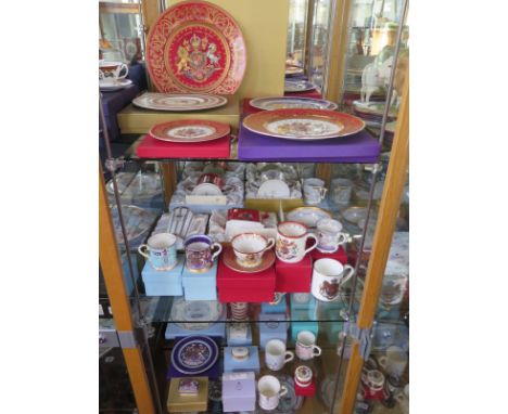 Twenty one items of Royal Memorabilia including a large amount of Worcester items, Dartington glass, Bradford Exchange etc - 
