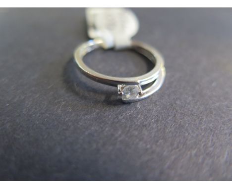 A 9ct white gold diamond ring - Size P - Approx 2.2 grams - Light scratches usage wear otherwise good 