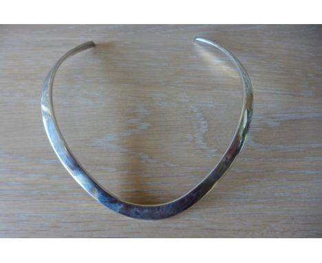 A sterling silver collar hallmarked London 1995 by Robert  Lee Morris Studio - Planished hammering to the underside - weight 