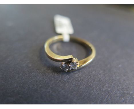 A 9ct yellow gold 0.12ct Diamond ring - Size N - approx 2.2 grams - light scratches, usage wear, otherwise good 