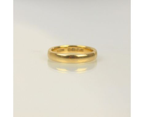 An 18ct yellow gold wedding band, stamped 'CWSLd' Birmingham 1928, ring size O, 5gms