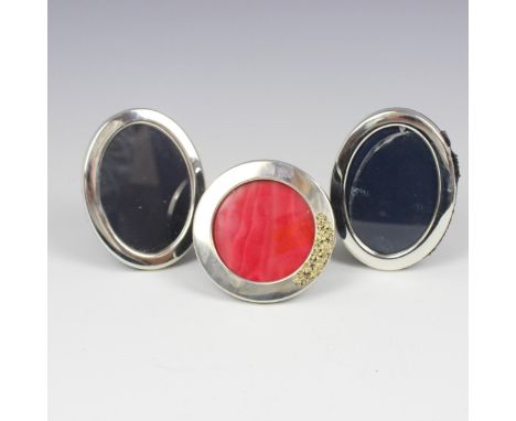 A late 20th century silver mounted Stuart Devlin photograph frame, Stuart Devlin, London 1979, of circular form with applied 