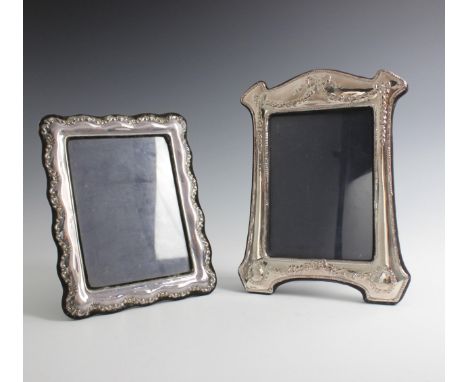 An Edwardian style silver mounted photograph frame, Keyford Frames Ltd, London 1992, of shaped rectangular form with garland 