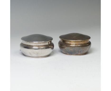 H.G. (Henry George) Murphy; A pair of George V circular silver Pots, hallmarked London 1928 and with Falcon Studio mark, with