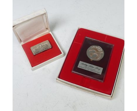 A cased Franklin Mint sterling silver Christmas 1974 Ingot, with snowman depiction, 65.2g, together with a cased 1974 'Peace 