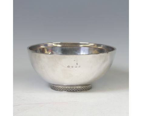 An Elizabeth II silver Fruit Bowl, by&nbsp;Elkington &amp; Co Ltd., hallmarked Birmingham 1960, of plain circular form with f