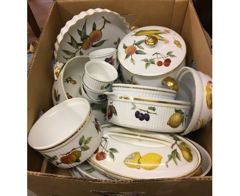 Quantity of Royal Worcester Evesham Table Wares, 16 pieces